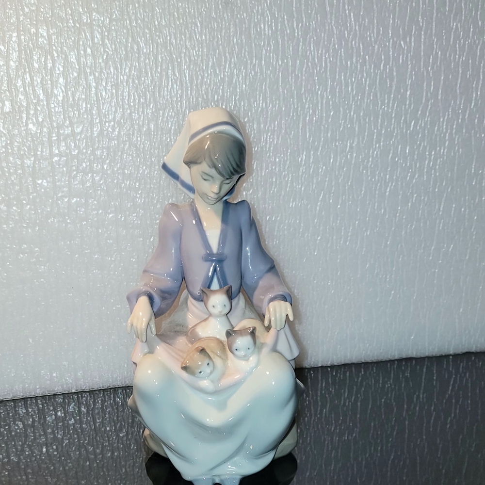 VINTAGE REAR LLADRO Porcelain Figurine Girl with 3 Kittens